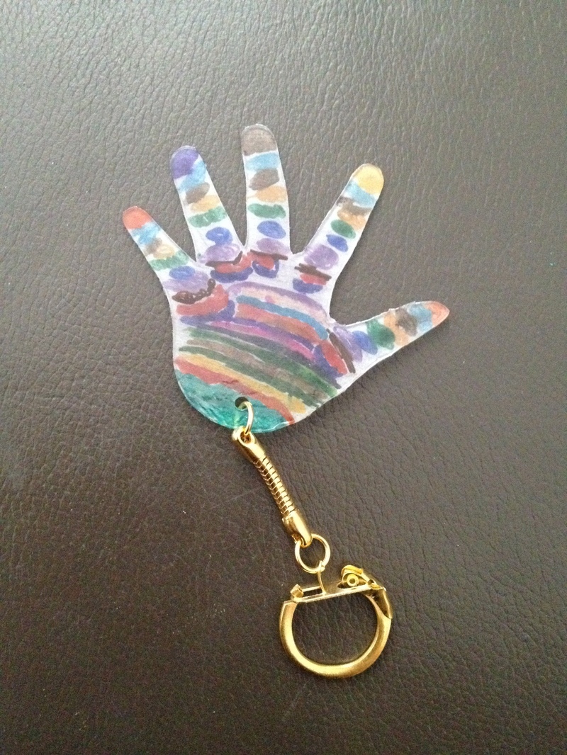 Porte-clés empreinte de main en plastique magique - Tutos Fête des