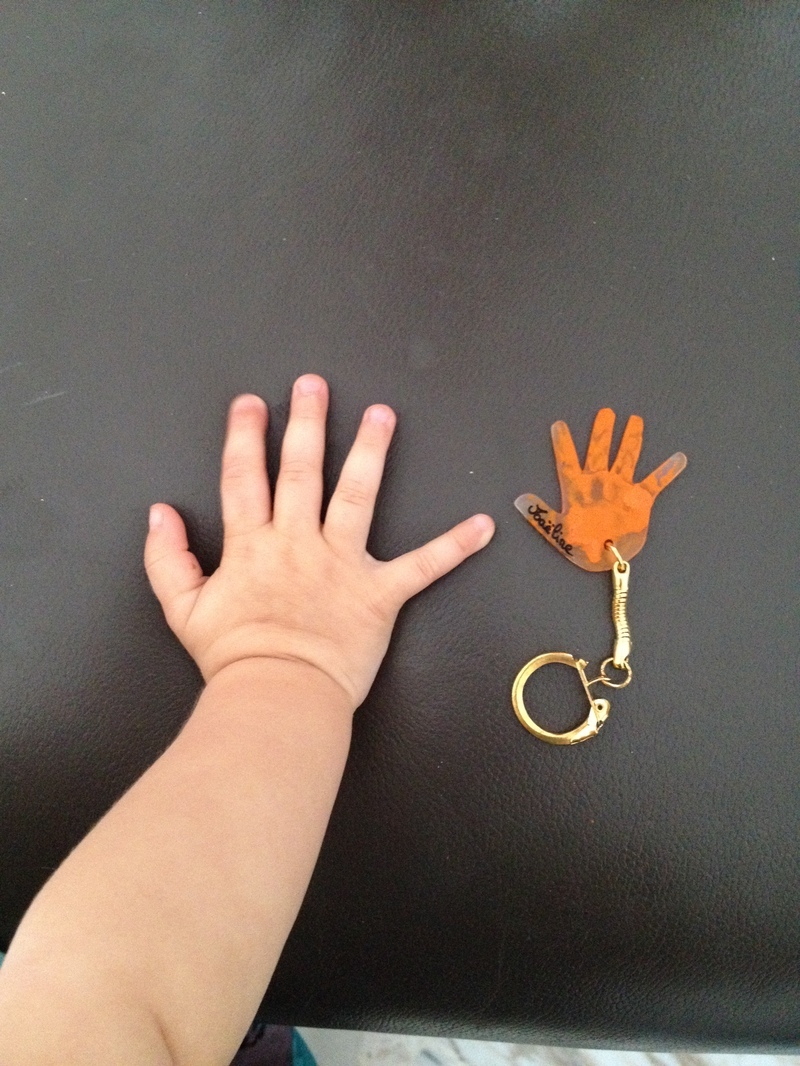 Porte-clés empreinte de main en plastique magique - Tutos Fête des